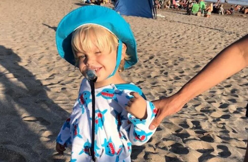 Mirko se hizo "milanesa" en la playa y colmó Instagram de ternura