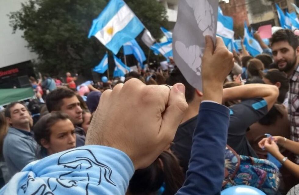 Docente rosarina invitó a la marcha "en favor de las dos vidas" en nombre de su instituto
