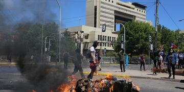 Manifestantes participan en una nueva jornada de protestas en las afueras del Congreso Nacional\u002E (EFE)