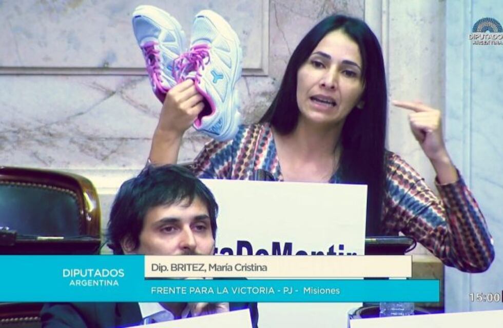 Brítez con la zapatilla en la mano ante Peña