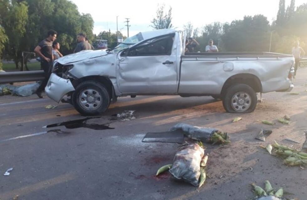 Volcó una camioneta cargada con choclos en Acceso Este