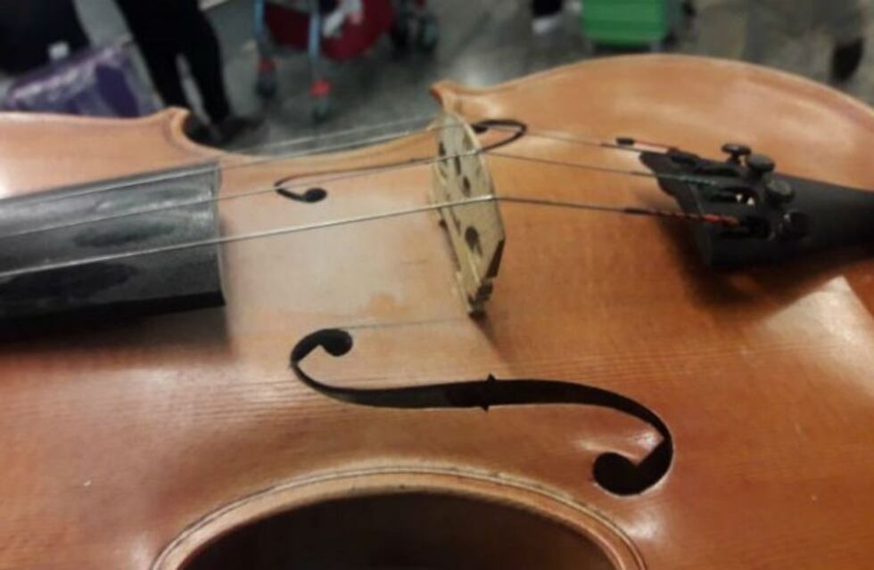 Los obligaron a guardar los instrumentos en la bodega y les rompieron un violín de 4 mil dólares