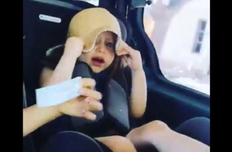 Tiene 2 años, se enojó porque no la dejaron votar y su familia le cumplió el sueño