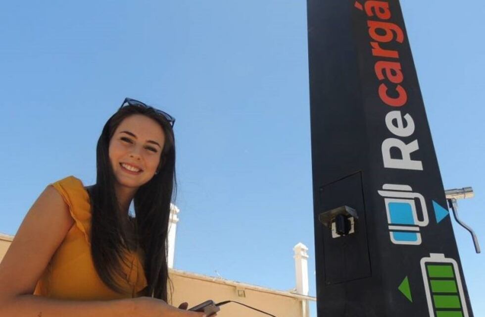 Ya funciona la primera torre solar para cargar celulares y agua caliente