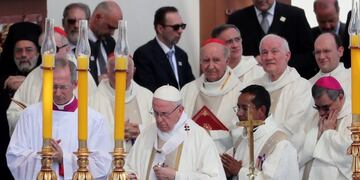 IQ13\u002E IQUIQUE (CHILE), 18/01/2018\u002E- El papa Francisco (c) llega a Playa Lobito hoy, jueves 18 de enero de 2018, en la ciudad de Iquique (Chile), para oficiar la última multitudinaria misa de su visita al país austral\u002E El pontífice concluye su visita en Chile y partirá hacia Perú para una visita oficial y apostólica de tres días\u002E EFE/Mario Ruiz