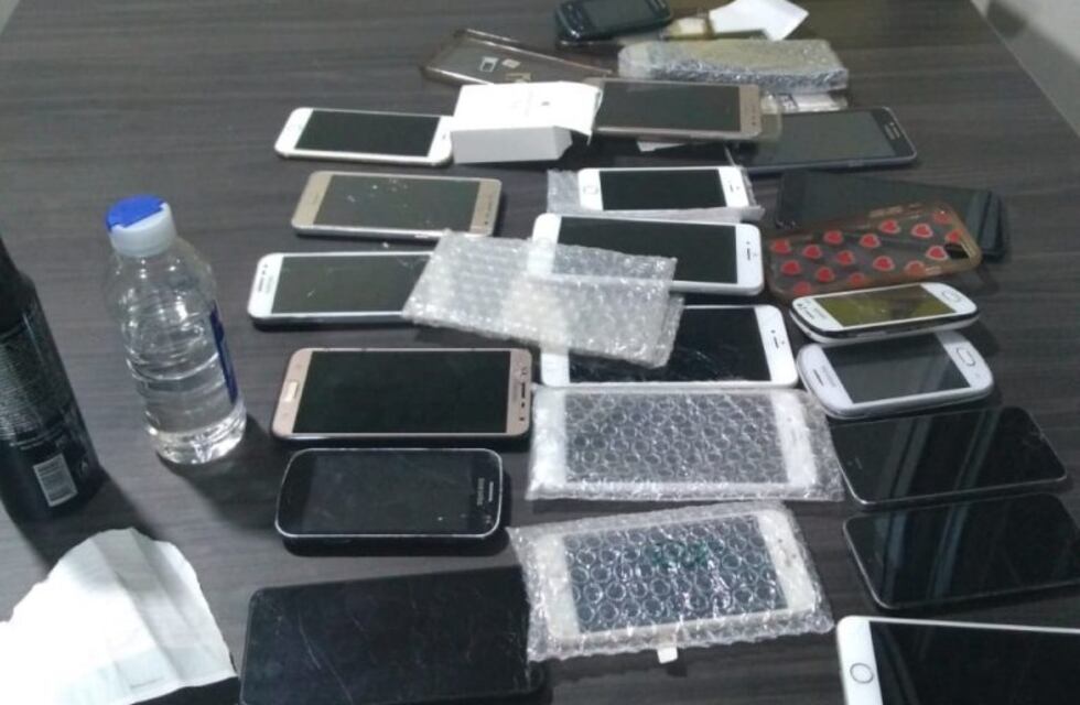 Celulares de alta gama recuperados en el barrio Santa Lucía