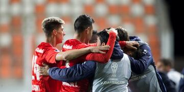 CH10\u002E CALAMA (CHILE), 02/08/2017\u002E- Jugadores de Independiente de Avellaneda celebran su gol ante Deportes Iquique hoy, miércoles 2 de agosto de 2017, durante un partido de Copa Sudamericana, en el estadio Zorros del desierto Calama (Chile)\u002E EFE/Cristian Rudolffi