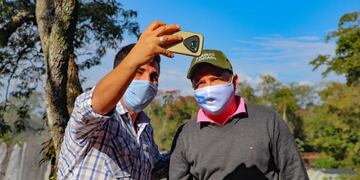 AME2380\u002E PARQUE NACIONAL IGUAZÚ (ARGENTINA), 13/07/2020\u002E- Fotografía cedida este lunes por Iturem Iguazú que muestra a dos turistas mientras se toman una selfi en el Parque Nacional Iguazú (Argentina)\u002E La parte argentina de las Cataratas del Iguazú volvió a recibir visitantes tras cuatro meses de confinamiento en el que el Parque Nacional estuvo cerrado al público\u002E Por primera vez en más de cien días, el rumor del agua estuvo acompañado por el de las voces de las familias que, protegidos por mascarillas, recorrieron las pasarelas o sendas situadas en medio de la selva y disfrutaron de las vistas de la que es considerada una de las Maravillas Naturales del Mundo\u002E EFE/ Iturem Iguazú /SOLO USO EDITORIAL /NO VENTAS
