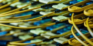 Fiber optic cables feed into a switch inside a communications room at an office in London, U\u002EK\u002E, on Monday, May 21, 2018\u002E The Department of Culture, Media and Sport will work with the Home Office to publish a white paper later this year setting out legislation, according to a statement, which will also seek to force tech giants to reveal how they target abusive and illegal online material posted by users\u002E Photographer: Jason Alden/Bloomberg londres inglaterra  cables de fibra óptica el centro y los cables Ethernet de cobre interruptores dentro de una sala de comunicaciones en una oficina ley de legalizacion materiales abusivos e ilegales