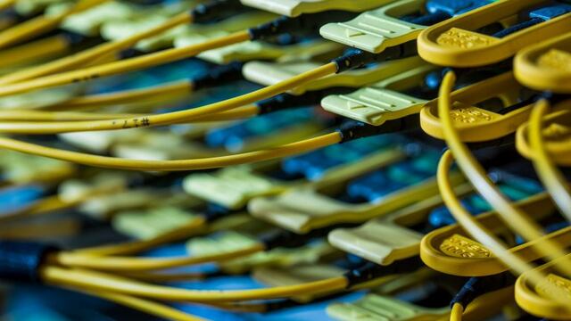 Fiber optic cables feed into a switch inside a communications room at an office in London, U\u002EK\u002E, on Monday, May 21, 2018\u002E The Department of Culture, Media and Sport will work with the Home Office to publish a white paper later this year setting out legislation, according to a statement, which will also seek to force tech giants to reveal how they target abusive and illegal online material posted by users\u002E Photographer: Jason Alden/Bloomberg londres inglaterra cables de fibra óptica el centro y los cables Ethernet de cobre interruptores dentro de una sala de comunicaciones en una oficina ley de legalizacion materiales abusivos e ilegales