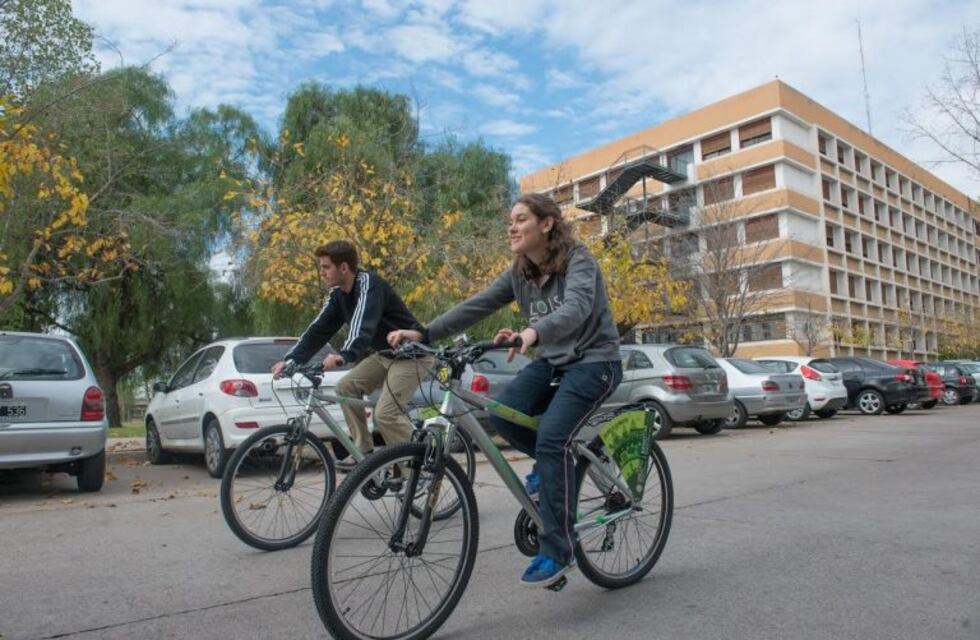 Universitarios becados recibirán bicicletas para ir a estudiar