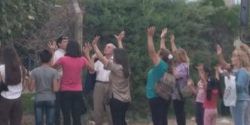 Violaron la cuarentena para rezar\u002E