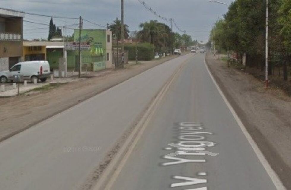 Violento choque entre una camioneta y una moto terminó con un hombre de 84 años inconsciente