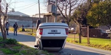 El Corsa volcó luego de chocar con un Chevrolet Agile que se dio a la fuga\u002E (Twitter)