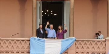 Mauricio Macri, Juliana Awada y Miguel Ángel Pichetto en la despedida del presidente (Foto: Clarín)