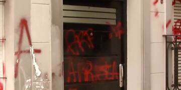 Vandalizaron la sede de Dragado y Balizamiento (Telefe Rosario)