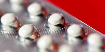 ARCHIVO - ILUSTRACIÓN - Un envoltorio de píldoras anticonceptivas fotografiado el 31/01/2015 en Potsdam, Alemania\u002E Las usuarias de la píldora anticonceptiva no tienen que temer un elevado riesgo de cáncer, según un amplio estudio llevado a cabo durante varias décadas con más de 40\u002E000 mujeres en Reino Unido y que ahora se publica en la revista especializada \