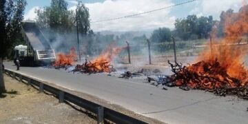 Un camión debió descargar la leña que transportaba por un incendio\u002E