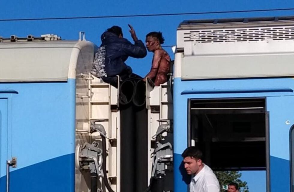 Murió el joven que sufrió una descarga eléctrica en el techo de un tren del Roca