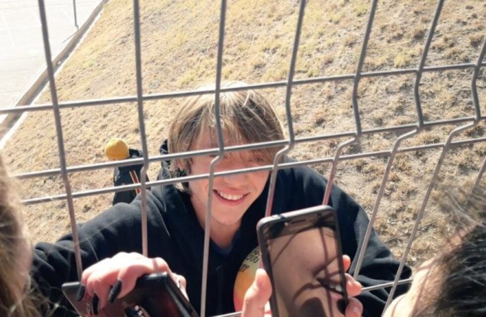 Paulo Londra se acercó a saludar a los chicos del colegio Taborín mientras graba en la Terminal