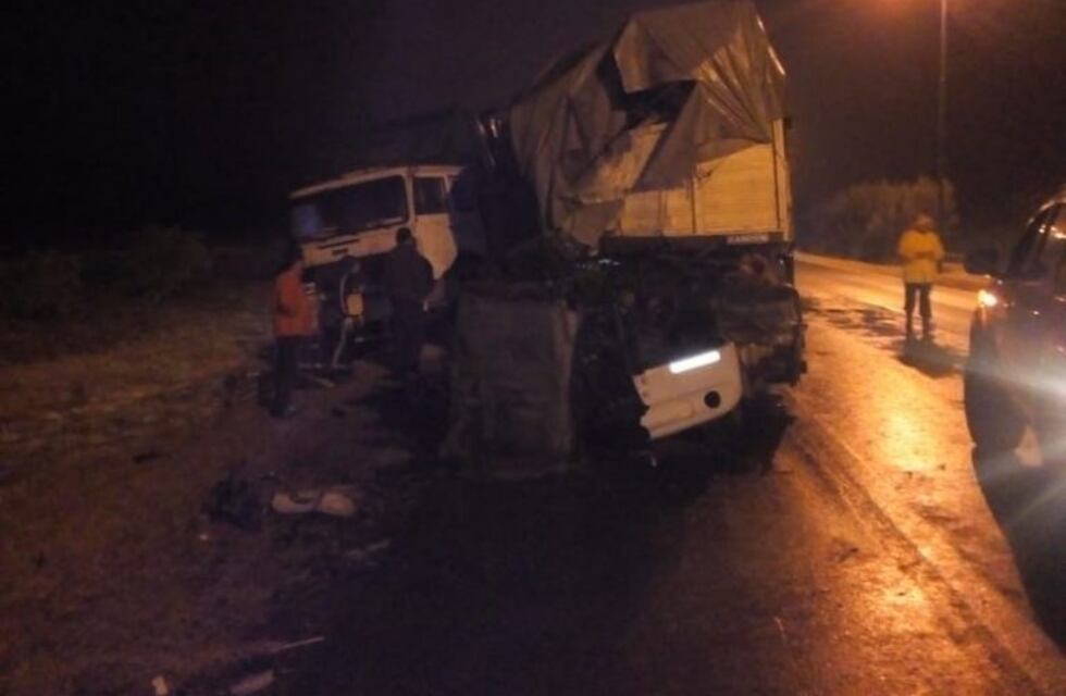 San Luis: un camión chocó a otro que estaba estacionado en la banquina