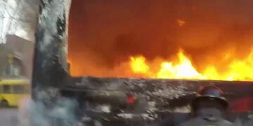 El coche quedó consumido por el fuego en la esquina de 3 de Febrero y Avellaneda\u002E (@minsegsf)