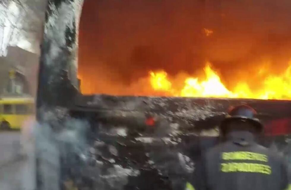 En primera persona: así apagaron los bomberos el incendio de un coche de la línea 140