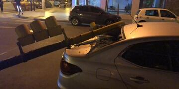 Un semáforo cayó sobre un auto estacionado (Foto: 0223)
