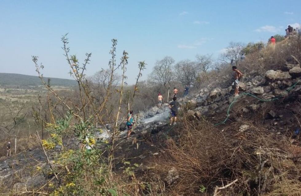 Vecinos y bomberos combatieron incendio en Terrazas de La Estanzuela