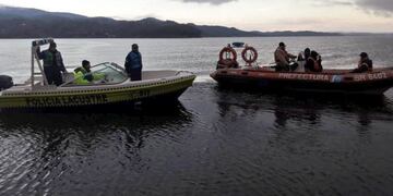 Alrededor de las 0.25, el grupo de rescate, a cargo de la guardia de Policía Lacustre, halló a las cuatro mujeres y a los menores.