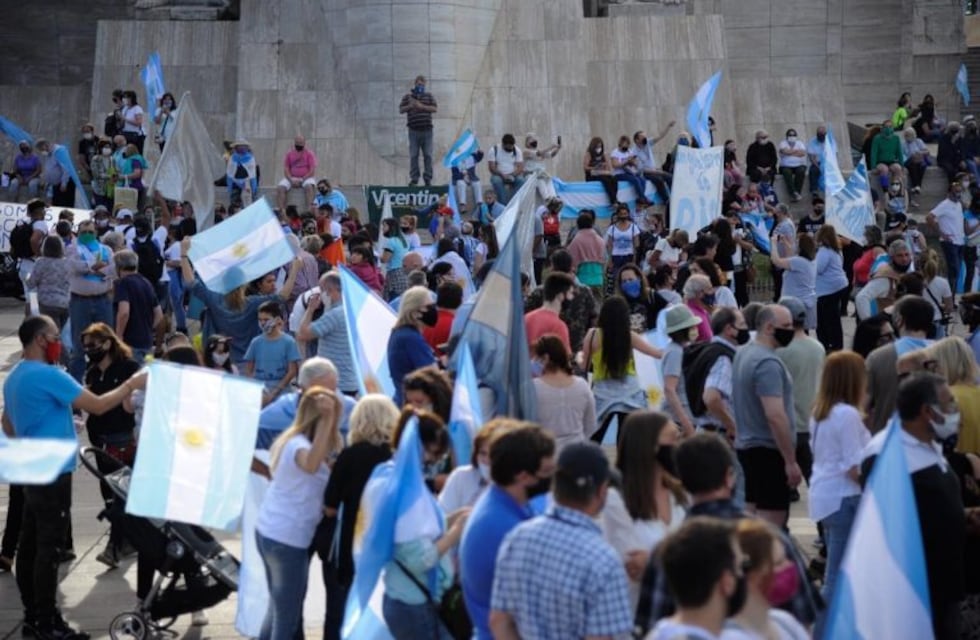 Así fue el banderazo y cacerolazo en el Monumento a la Bandera en Rosario