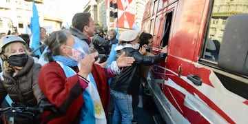 Manifestantes atacaron el camión de exteriores del canal C5N (Fotos: Clarín)