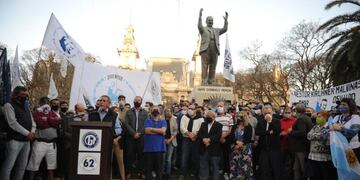 Duhalde, Barrionuevo, Acuña, Bárbaro y Moreno encabezaron un acto por el Día de la Lealtad\u002E (Foto: Federico López Claro)