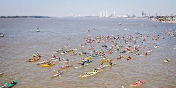 Kayakistas y piragüistas se reunieron en la Rambla Catalunya\u002E (@nzuttion)