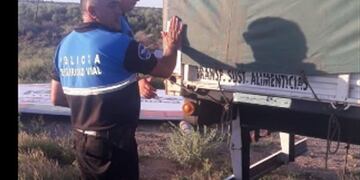 Con el apoyo de las fuerzas policiales del puesto de control del paraje Las Salinas, se detuvo un camión que pretendía salir de la provincia\u002E