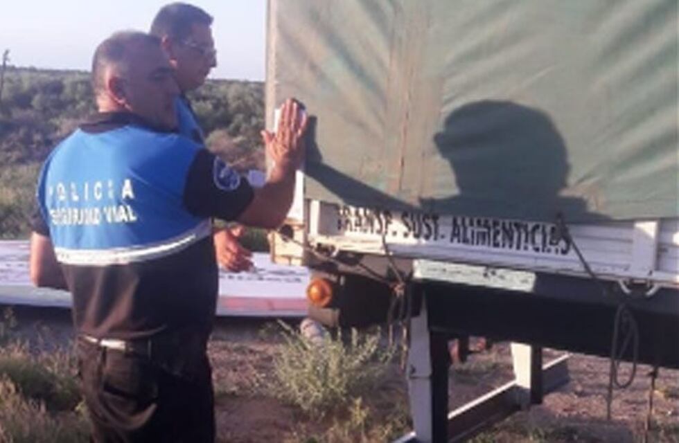 Impiden salir camión con productos mineros