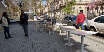 Gastronómicos en emergencia protestaron con un bar a cielo abierto frente a Gobernación\u002E (Twitter)