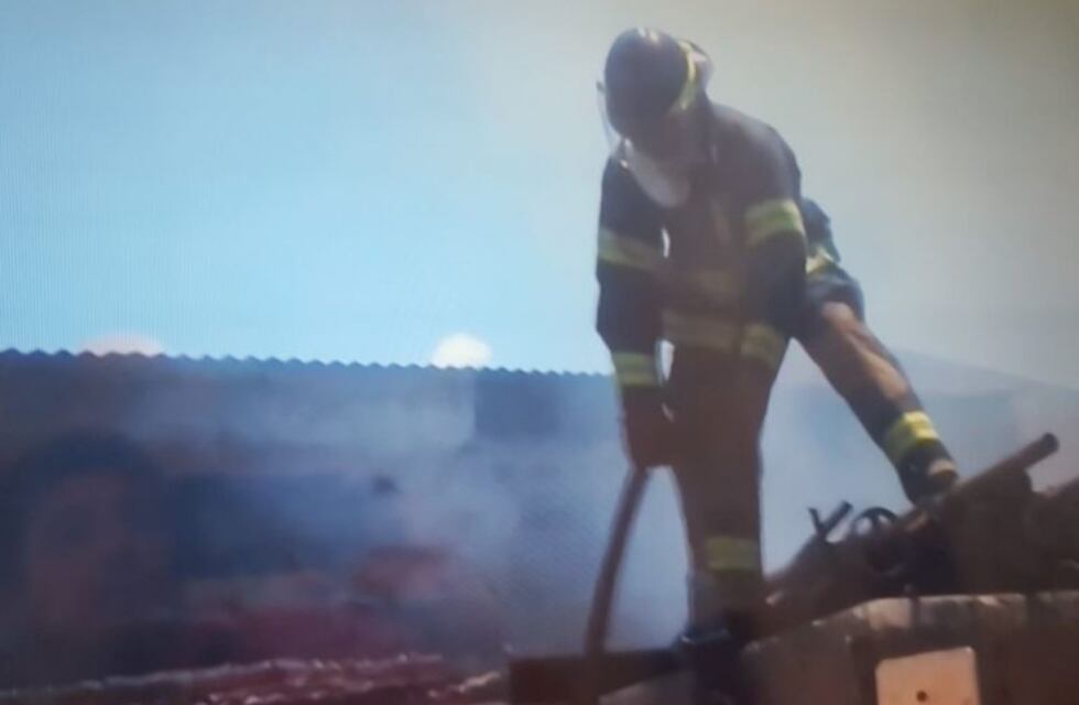 El fuego destruyó un depósito con productos de perfumería en zona noroeste