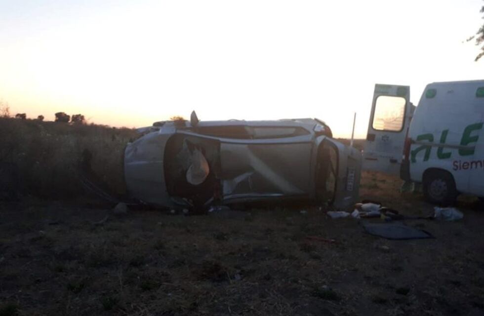 Impresionante vuelco en el camino hacia Arroyo Pareja