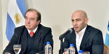 El ministro de Economía, Luis Tarrío junto a su par de Gabinete, Federico Massoni anunciaron el pago de pasivos y demás áreas del Gobierno\u002E