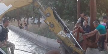Un caballo cayó a un canal ubicado entre Costa Canal y calle Anzorena en la zona de Montecaseros, San Martín, Mendoza\u002E