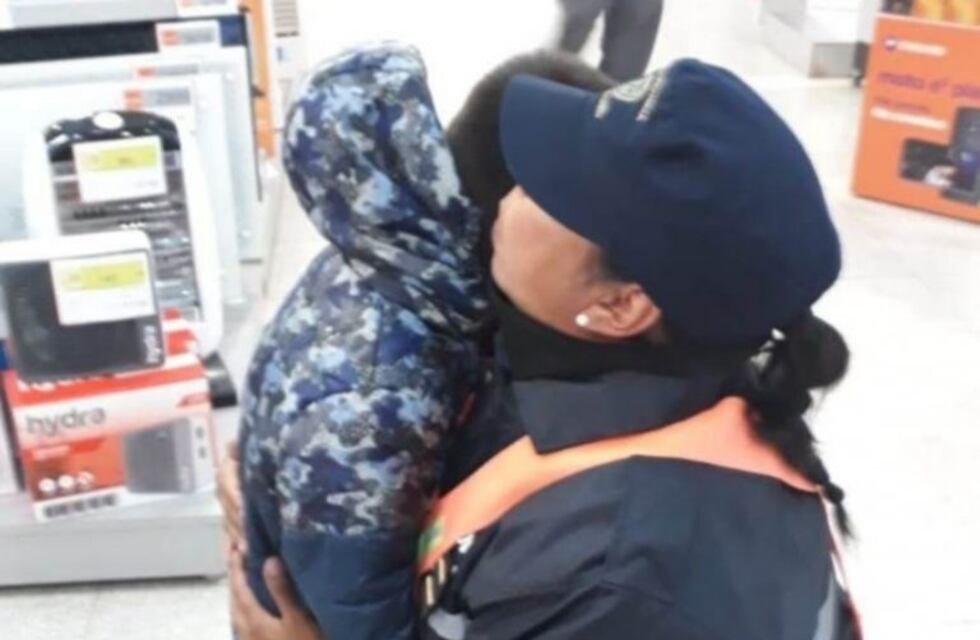 Un nene se perdió en el centro puntano y una mujer policía lo contuvo
