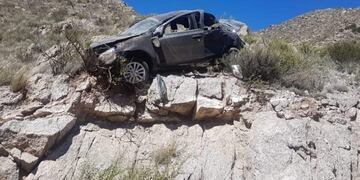 Automovilista perdió el control y terminó sobre el cerro