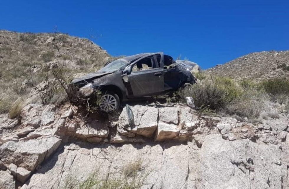 Perdió el control de su automóvil y terminó sobre la cuesta