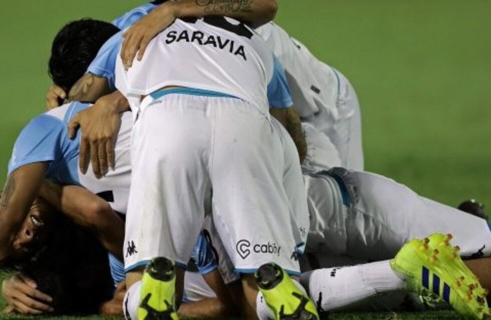 Renzo Saravia y su felicidad: campeón con Racing Club