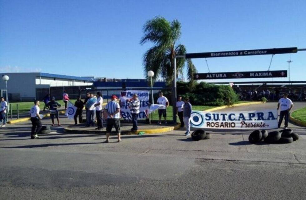 Protesta de trabajadores en la puerta de Carrefour por mejoras en las condiciones de trabajo