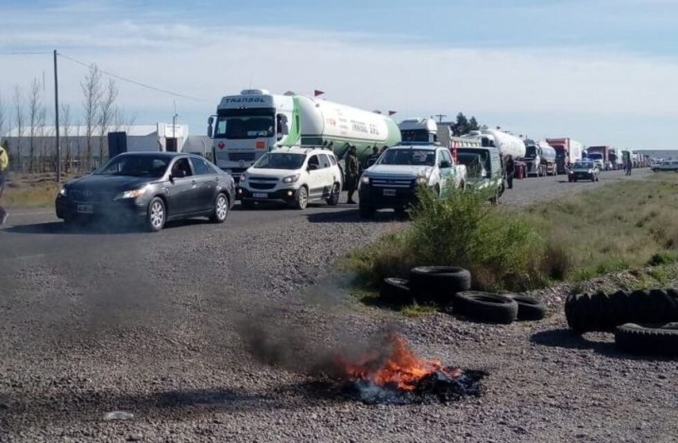 Trabajadores viales cortaron el acceso a Trelew