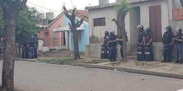 La Guardia de Infantería custodia la vivienda de un vecino que aportó como prueba el vídeo del asesinato\u002E