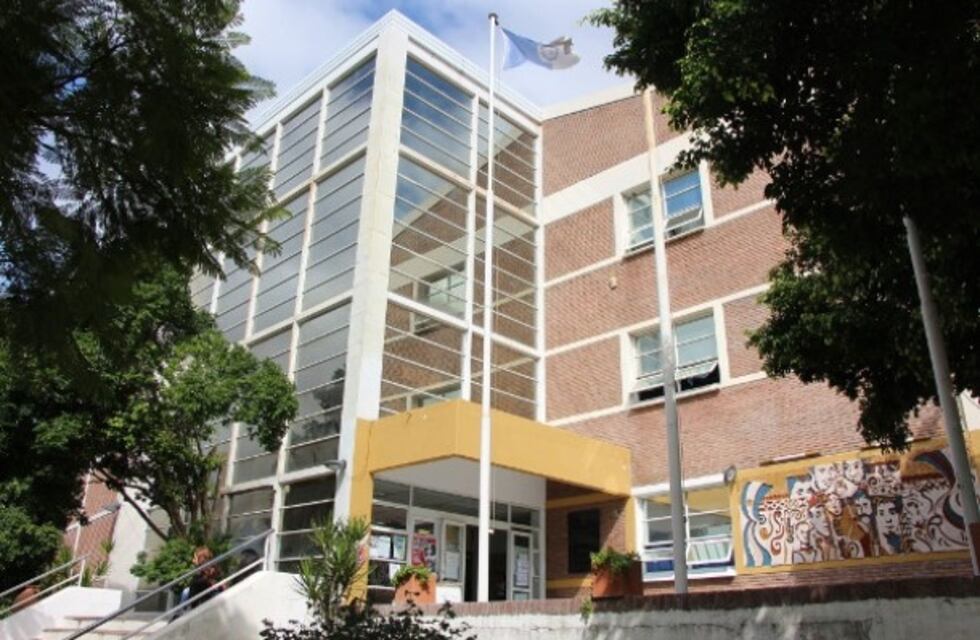 Docentes universitarios realizan jornada de protesta