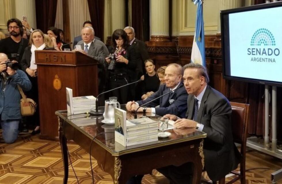 Menem presentó sus memorias y propuso a Pichetto como presidente